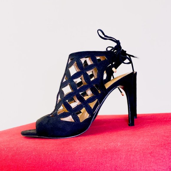 Sexy Black Eyelet Tie Back Stiletto Pump Heel BCBG Luxury Brand 7.5 - Picture 2 of 14